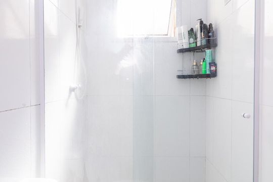 Banheiro da Suíte 2 de casa de condomínio à venda com 2 quartos, 83m² em Vila Araguaia, São Paulo