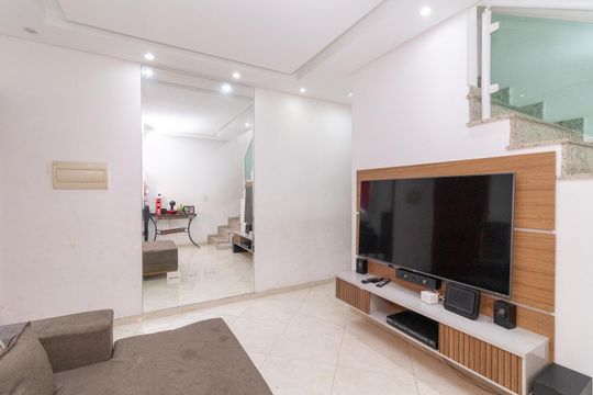 Sala de casa de condomínio à venda com 2 quartos, 83m² em Vila Araguaia, São Paulo