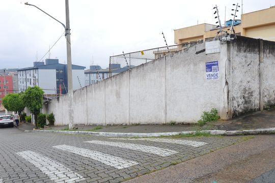 Placa instalada na fachada do condomínio - Código da placa: HBJM-53 de apartamento à venda com 2 quartos, 66m² em Jardim Planalto, São Paulo