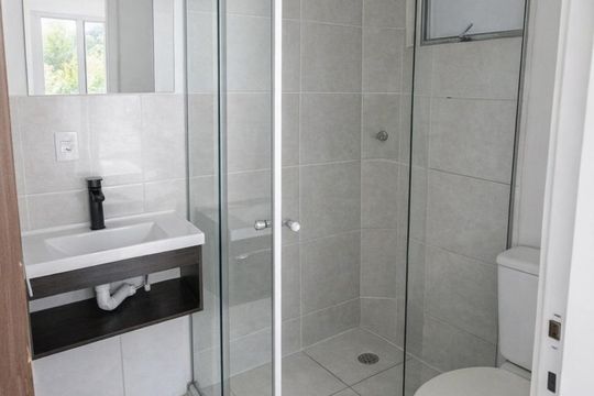 Banheiro de apartamento à venda com 2 quartos, 39m² em Campo Novo, Porto Alegre