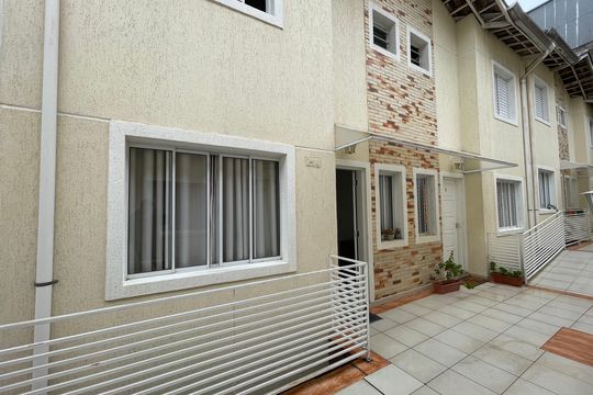 Fachada de casa de condomínio à venda com 3 quartos, 170m² em Jardim Cláudia, São Paulo