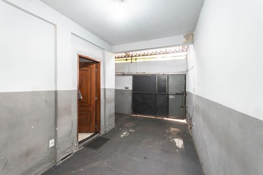 Garagem de casa à venda com 2 quartos, 240m² em Benfica, Rio de Janeiro