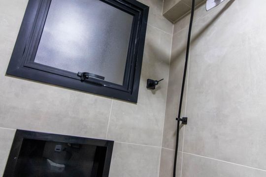 Banheiro de kitnet/studio para alugar com 0 quarto, 35m² em Vila Augusta, Guarulhos