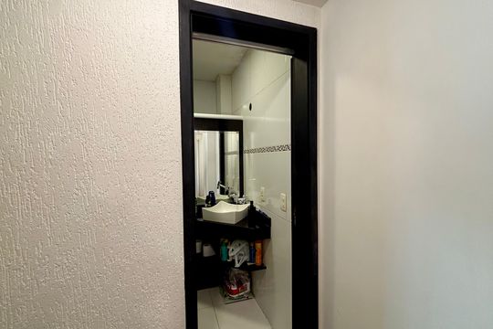 Banheiro social de apartamento à venda com 2 quartos, 64m² em Leme, Rio de Janeiro