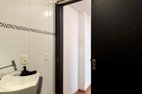 Banheiro social de apartamento à venda com 2 quartos, 64m² em Leme, Rio de Janeiro