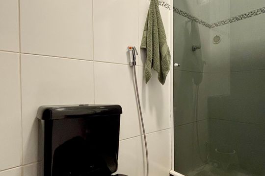 Banheiro social de apartamento à venda com 2 quartos, 64m² em Leme, Rio de Janeiro
