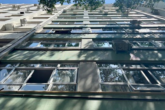 Fachada de apartamento à venda com 2 quartos, 64m² em Leme, Rio de Janeiro