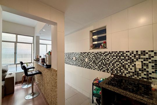 Cozinha americana de apartamento à venda com 2 quartos, 64m² em Leme, Rio de Janeiro