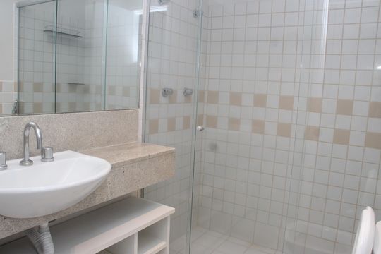 Banheiro da Suíte de apartamento à venda com 1 quarto, 62m² em Jardim Goiás, Goiânia