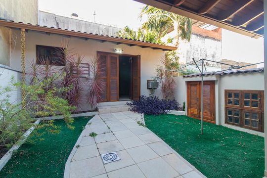Quintal de casa à venda com 5 quartos, 300m² em Espírito Santo, Porto Alegre