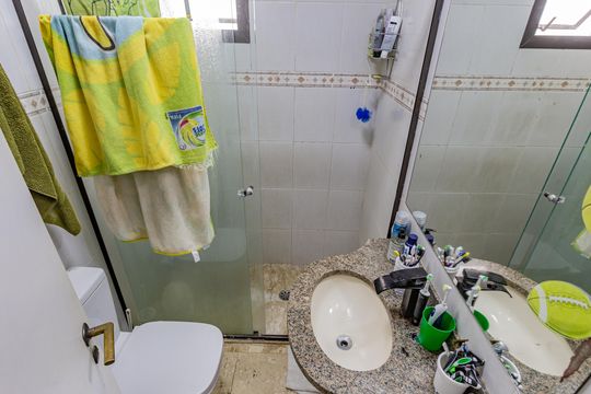Banheiro Social de apartamento à venda com 3 quartos, 137m² em Aclimação, São Paulo