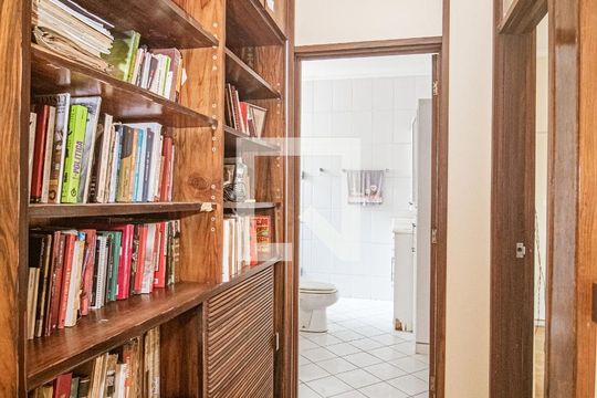Corredor de apartamento à venda com 4 quartos, 156m² em Farroupilha, Porto Alegre
