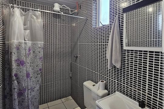 Banheiro de apartamento à venda com 2 quartos, 45m² em Vila Nova, Porto Alegre