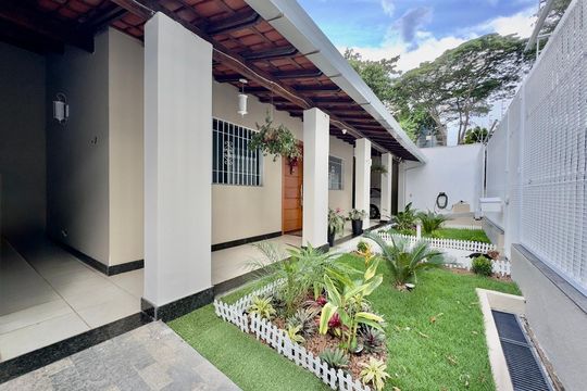 Área externa de casa à venda com 5 quartos, 360m² em Planalto, Belo Horizonte