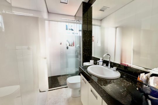 Banheiro de apartamento à venda com 4 quartos, 276m² em Funcionários, Belo Horizonte