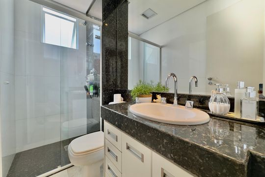 Banheiro de apartamento à venda com 4 quartos, 276m² em Funcionários, Belo Horizonte