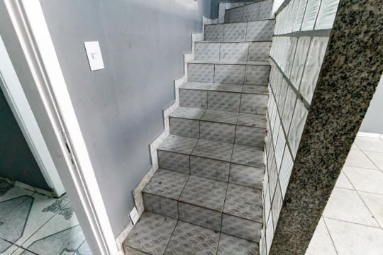 Escada acesso de casa para alugar com 4 quartos, 250m² em Vila Ernesto, São Paulo