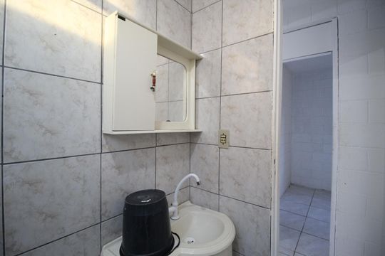 Banheiro de apartamento à venda com 2 quartos, 46m² em Rubem Berta, Porto Alegre