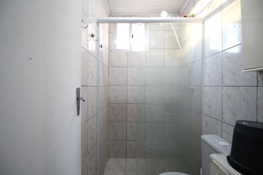 Banheiro de apartamento à venda com 2 quartos, 46m² em Rubem Berta, Porto Alegre