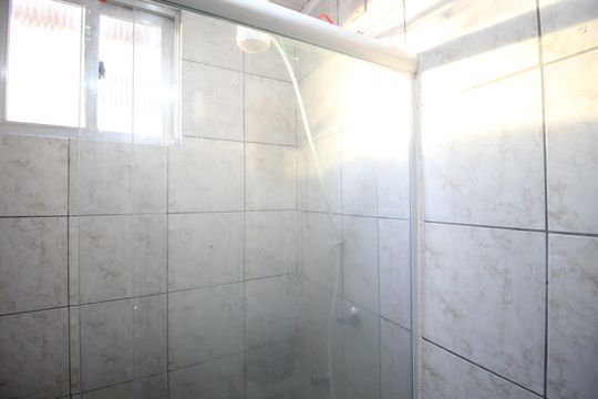Banheiro de apartamento à venda com 2 quartos, 46m² em Rubem Berta, Porto Alegre