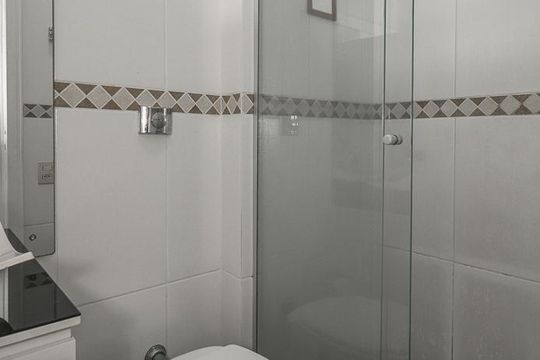 Banheiro de apartamento à venda com 1 quarto, 49m² em Passo D’areia, Porto Alegre