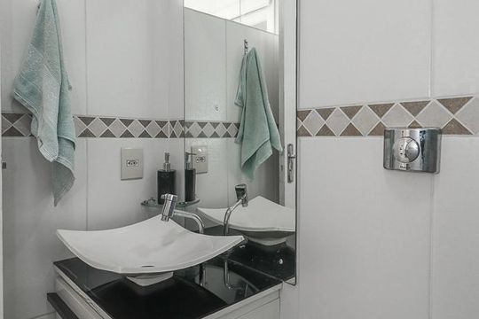 Banheiro de apartamento à venda com 1 quarto, 49m² em Passo D’areia, Porto Alegre