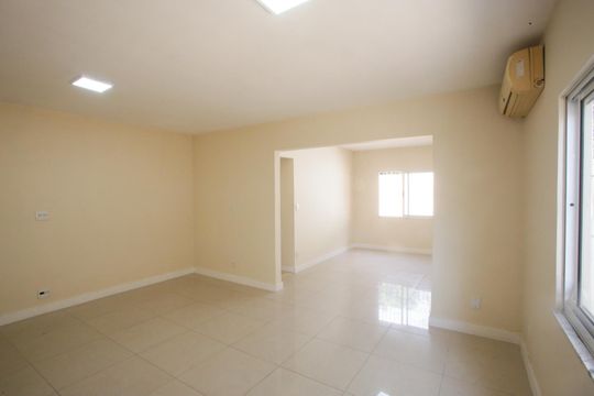 Sala de casa para alugar com 3 quartos, 160m² em Taquara, Rio de Janeiro
