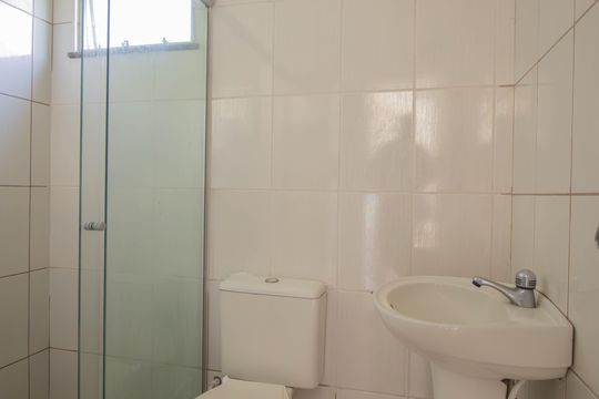 Banheiro de apartamento para alugar com 2 quartos, 64m² em Colubandê, São Gonçalo