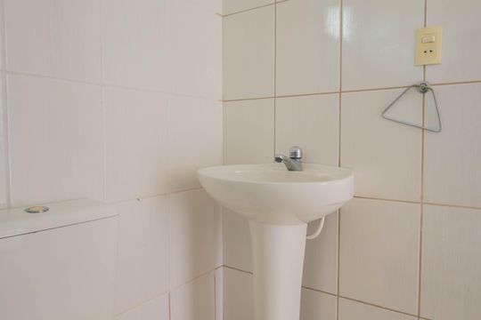 Banheiro de apartamento para alugar com 2 quartos, 64m² em Colubandê, São Gonçalo