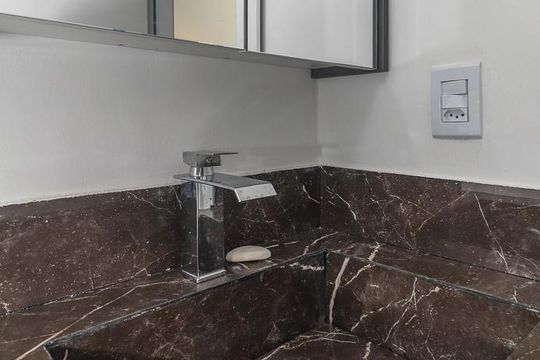 Banheiro de apartamento para alugar com 1 quarto, 34m² em Independência, Porto Alegre