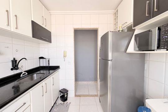 Cozinha com área de serviço de apartamento à venda com 2 quartos, 60m² em Vila Santana I, Jundiaí
