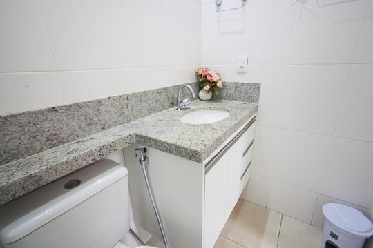 Banheiro da Suite de apartamento para alugar com 3 quartos, 85m² em Santa Mônica, Uberlândia