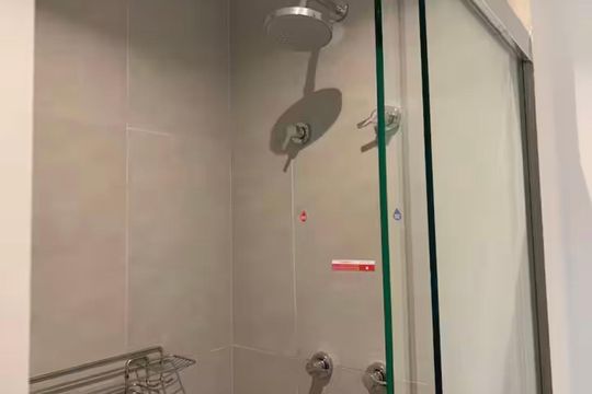 Banheiro de kitnet/studio para alugar com 1 quarto, 22m² em Paraíso, São Paulo