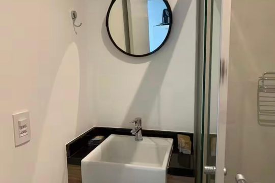 Banheiro de kitnet/studio para alugar com 1 quarto, 22m² em Paraíso, São Paulo