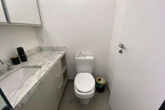 Banheiro de apartamento à venda com 1 quarto, 42m² em Vila Cordeiro, São Paulo