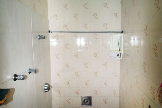 Banheiro de serviço de apartamento à venda com 2 quartos, 80m² em Olaria, Rio de Janeiro
