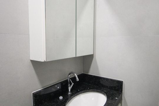 Banheiro social de kitnet/studio para alugar com 1 quarto, 16m² em Santo Amaro, São Paulo
