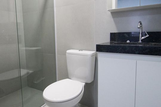 Banheiro social de kitnet/studio para alugar com 1 quarto, 16m² em Santo Amaro, São Paulo