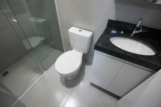 Banheiro social de kitnet/studio para alugar com 1 quarto, 16m² em Santo Amaro, São Paulo