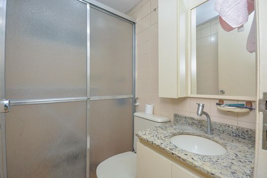Banheiro social de apartamento à venda com 3 quartos, 77m² em Vila Sofia, São Paulo