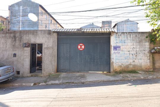 Fachada do condomínio - Placa instalada na fachada do condomínio - Código da placa: YIXW-1471 de apartamento para alugar com 2 quartos, 60m² em Guaianases, São Paulo