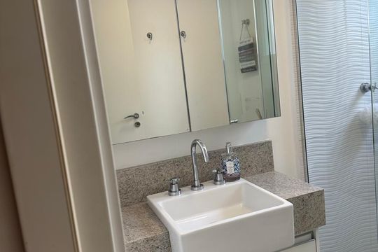 Banheiro de apartamento à venda com 1 quarto, 47m² em Centro, Campinas