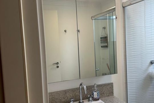 Banheiro de apartamento à venda com 1 quarto, 47m² em Centro, Campinas