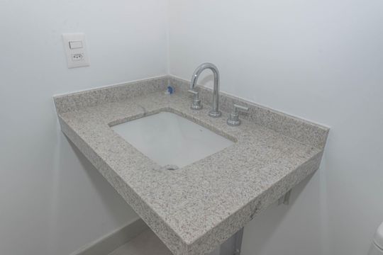 Banheiro de kitnet/studio para alugar com 1 quarto, 24m² em Brooklin, São Paulo