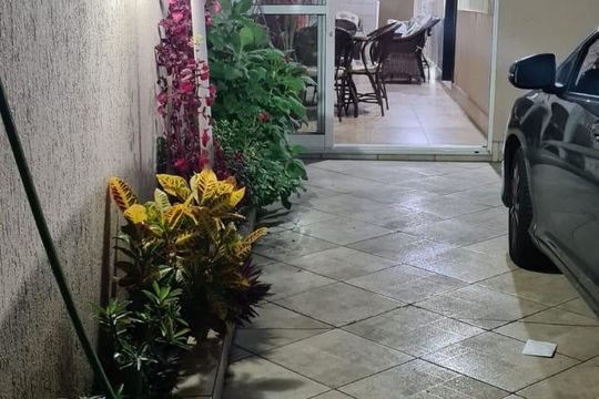 Área externa de casa à venda com 3 quartos, 182m² em Balneário São Francisco, Diadema