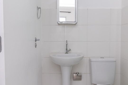 Banheiro social de apartamento para alugar com 2 quartos, 35m² em Vila Ré, São Paulo