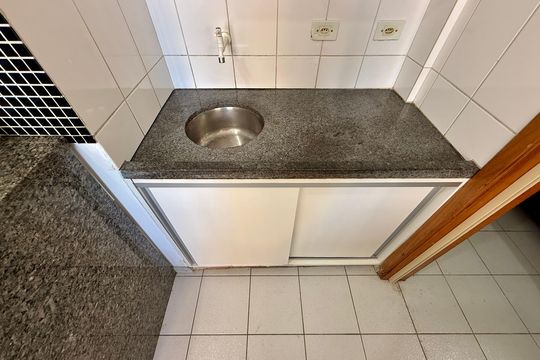 Cozinha  de apartamento à venda com 1 quarto, 32m² em Santo Amaro, São Paulo