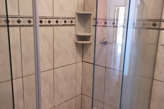 Banheiro de casa para alugar com 3 quartos, 160m² em Costa E Silva, Porto Alegre