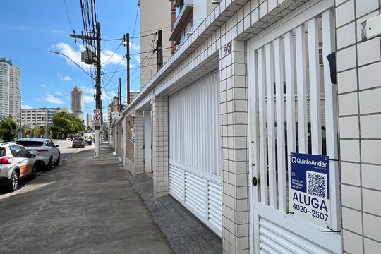 Placa instalada de apartamento para alugar com 2 quartos, 94m² em Campo Grande, Santos