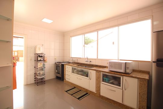 Cozinha de casa de condomínio para alugar com 4 quartos, 329m² em Jacarepaguá, Rio de Janeiro